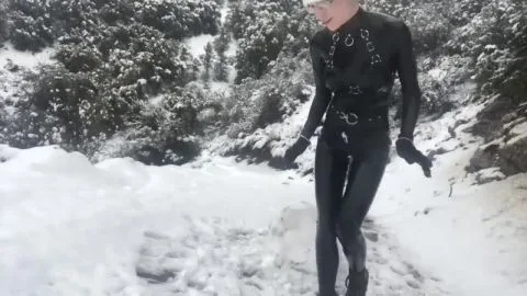 Bondagelife 1 snow day latex 0001