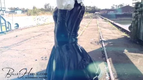 Latexperiment 2018 11 18 Maid Dress Outdoor