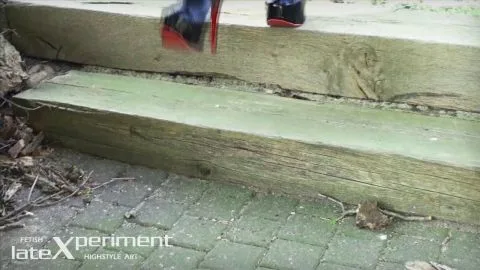 Latexperiment 2010 05 09 Valerie Tramell