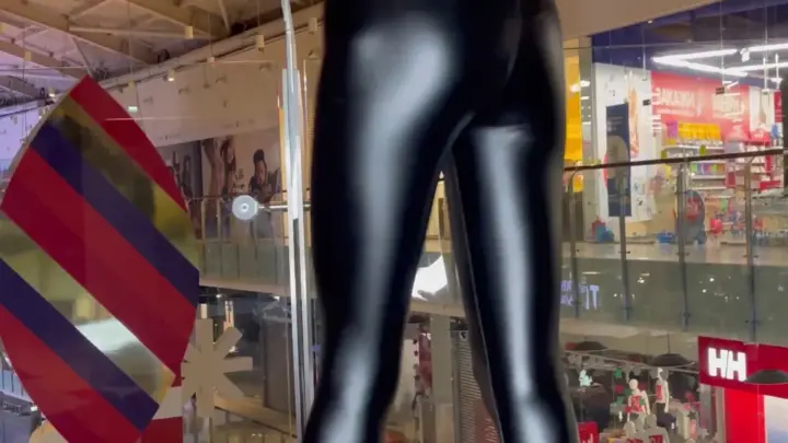 Supermolly777 – Asiática Madura se Exibe em Corrimão de Vidro no Shopping
