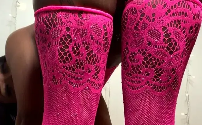 巨尻の黒人女性がお尻を突き出す