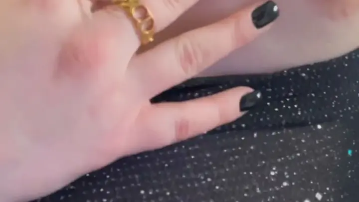 Webgirl – Pelirroja en vestido negro expone tetas POV
