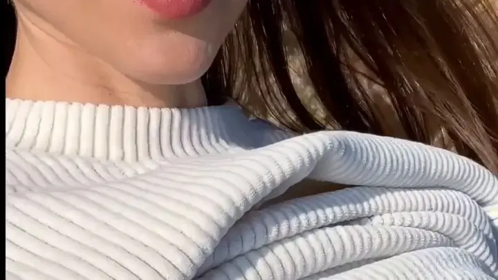 mywetteva – 30j. Brünette MILF Outdoor Felsklippe Titten Selfie