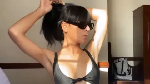 Asiatische Schönheit im schwarzen Bikini blowjob