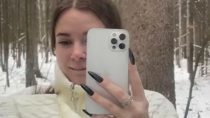 Webgirl – Dışarıda Ormanda Çıplak Göğüs Selfie Sahnesi