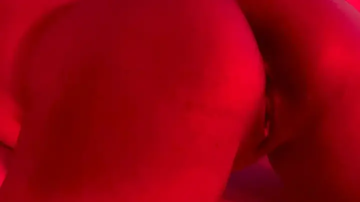 Schwarze Kurvenfrau gibt Blowjob, zweite Frau zeigt Arsch