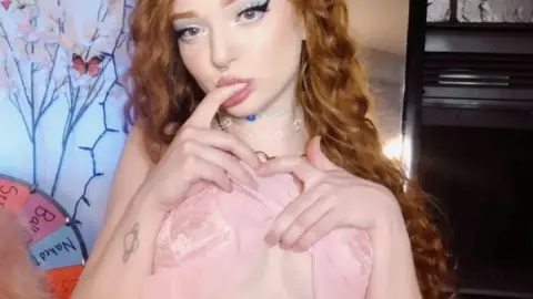 fionathefox – Fionathefox Strip and Masturbate Scene