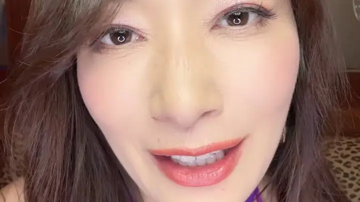 РейкокоБаякава соблазняет на диване