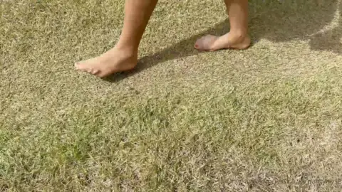 Garota magra em vestido branco se fode ao ar livre