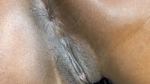 MILF nera prosperosa in lingerie rosa