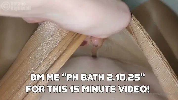 Chica morena con areola tatuada se masturba en la bañera