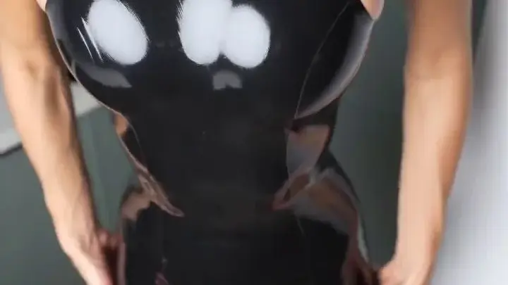 Supermolly777 – Bodysuit Latex Nero in Cucina