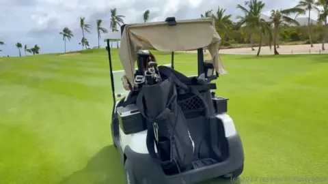 Блондинка в черных каблуках мастурбирует на гольф-карте