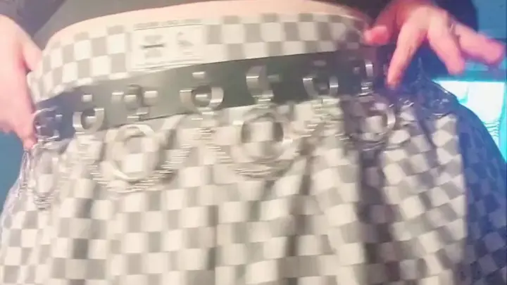 Morena sensual com seios grandes em lingerie de rede