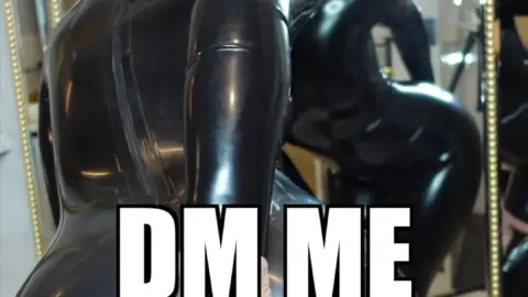 Rubia en catsuit de látex – Primer plano