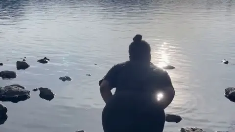 TanlinesNGoodTimes – Mature Curvy Female by Lake