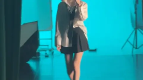 Ragazza bionda nuda fa selfie