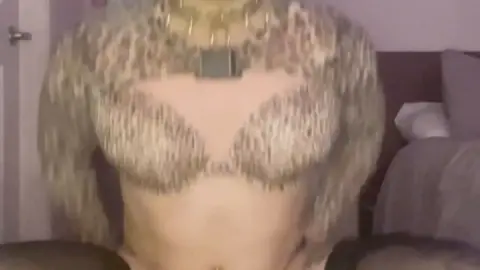 Chastity Charli con dildo, lingerie leopardata