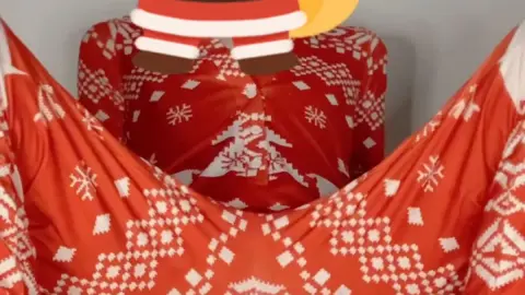 qiyizhongzi – East Asian Milf Teasing with Dildo in Santa Outfit