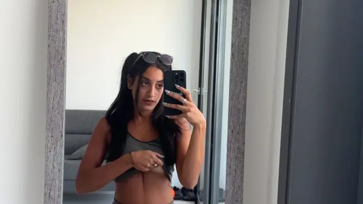Aria Khan se défonce en selfie devant le miroir