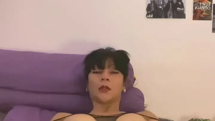 Asiatische Amateurin mit schwarzen Haaren und kleinen Titten fickt mit Dildo auf violettem Bett