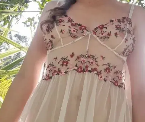 ビーブーガール 2024-12-27 1 – 花柄ランジェリーの黒髪女性