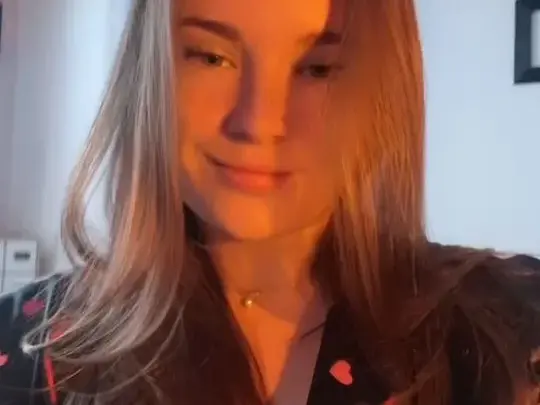 Jeune blonde en chemise cœur se dévergonde en intérieur chaleureux