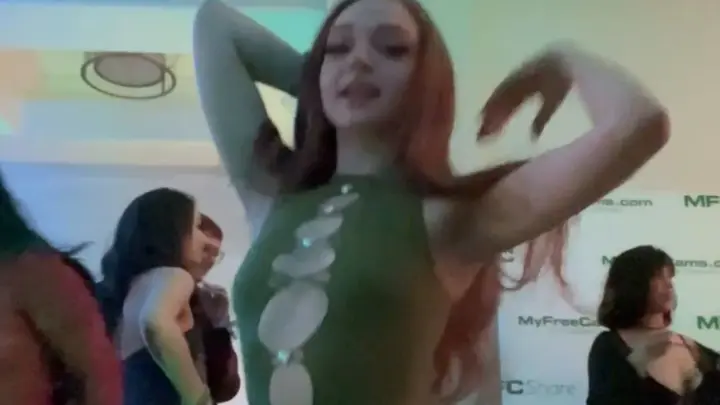 Fiona The Fox baila bajo luces de colores