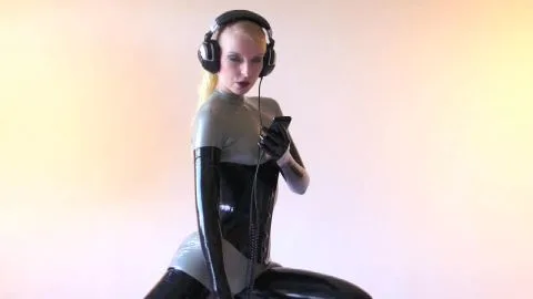 LateXperient H265 2011 04 03 Beth May Making Of