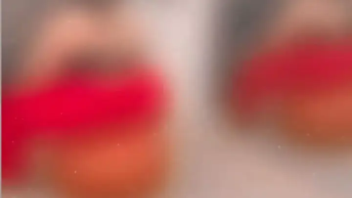 丰满黑发女孩健身房锻炼，展示大屁股