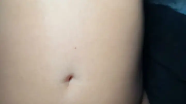 Короткая латиноамериканка с веснушками дает минет на дилдо в темной комнате