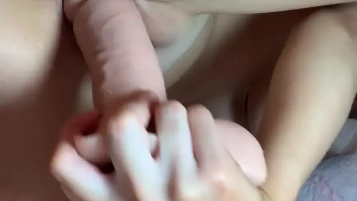 İki sarışın milf yatağında birbirini parmağıyla