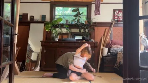 knottydevil 2025 08 24 Here is more one rope flow with fairyberriez 0i43