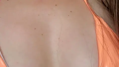 Morena de seios grandes lambe lábios e beija close-up