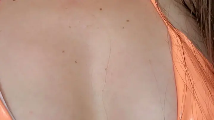 Chica con cabello castaño oscuro y tetas grandes besando de cerca