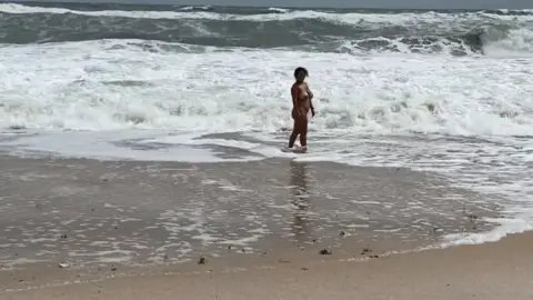 OnlyFans TanlinesNGoodTimes – Prazer Solo na Praia