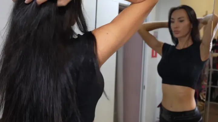 Chica negra en pantalones de cuero se exhibe y folla