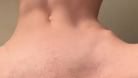 금발 십대 욕실 허리 굽히기, 젖꼭지 피어싱, 민머리