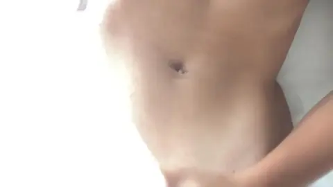 beer111 – giovane uomo si tocca in stanza soleggiata