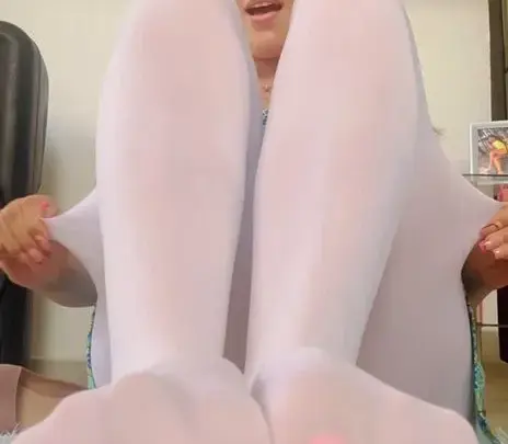 Jessica in Pantyhose – Foot Worship and Strip Tease