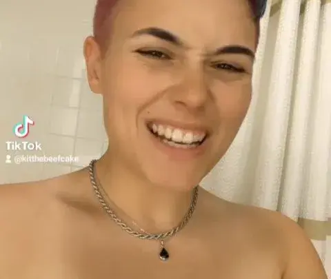 kitthebeefcake senza reggiseno in bagno