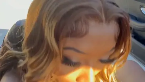 Dicke Schwarze Frau raucht und bläst