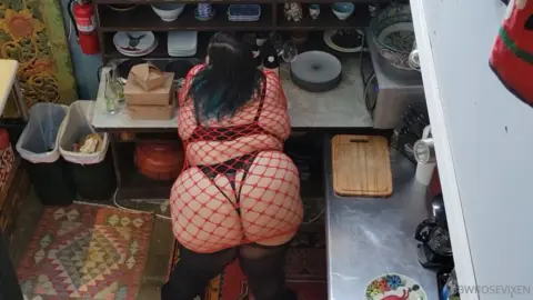 블루팁 머리카락 소녀, 주방에서 허리 굽히고 깔짚에 무릎 꿇고