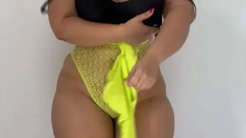 zinahadid – 黑发丰满拉丁裔女孩