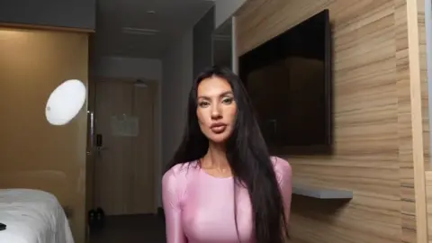 Supermolly777 – 5ORq1B0-6F- Kneeling Blowjob