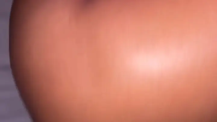 تانلاينز إن جود تايمز – لاتينا ميلف تستخدم لعبة جنسية على السرير