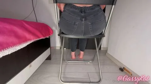 gassy kat gassy kat TIP 7$ AND I’LL SEND THIS CLIP TO YOU ASAP!Watch me fart and muffl