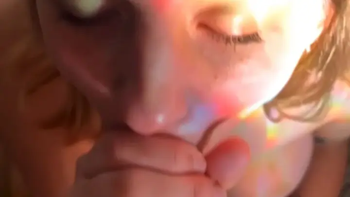 Blondine geeft blowjob bij natuurlijk licht met regenboogreflecties