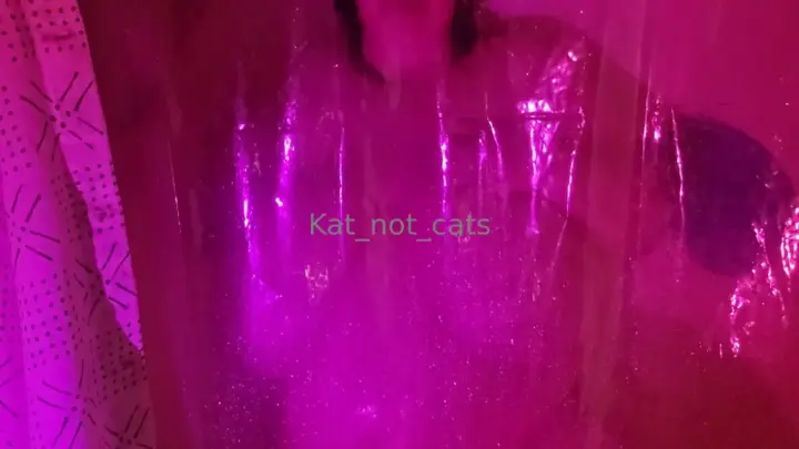 Chatte soumise en plastique – Vidéo pour adultes