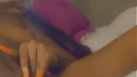 fineassariiii – Black Curvy Chick Solo Posing with Phone